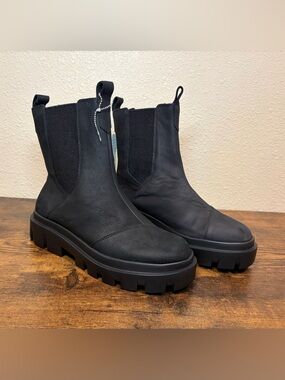 NWT TOMS Rowan Lug Sole Chelsea Boots Black Leather Water Resistant Women's 8